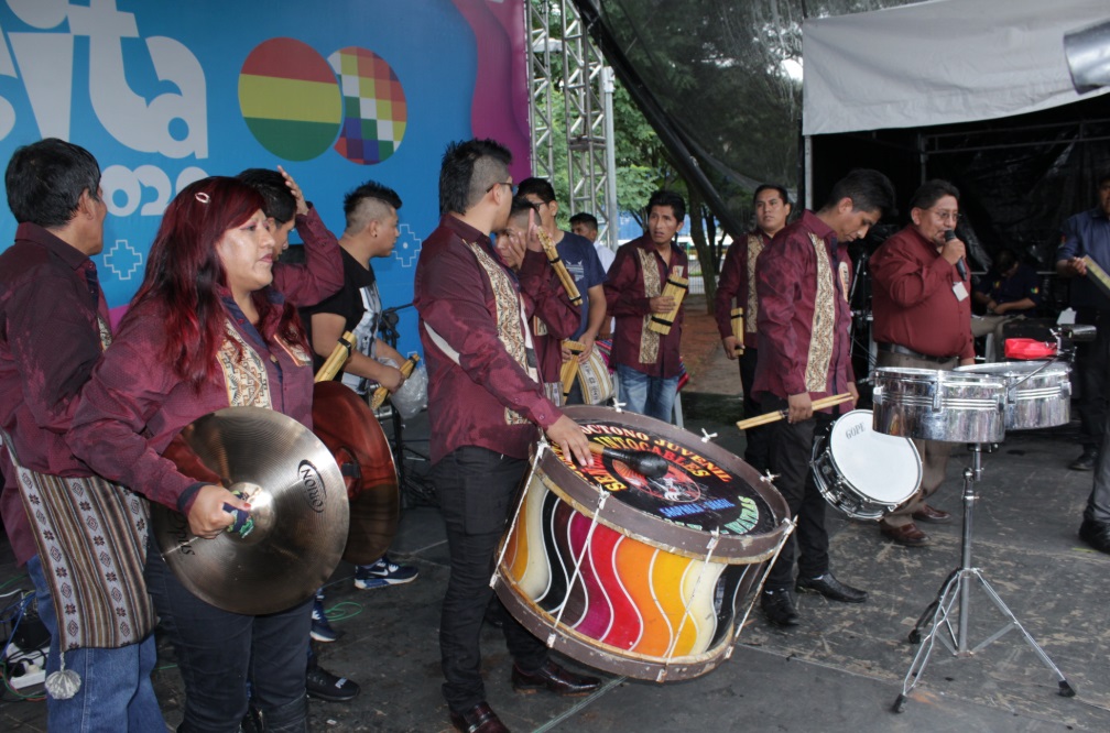 Foto colorida mostra músicos tocando instrumentos